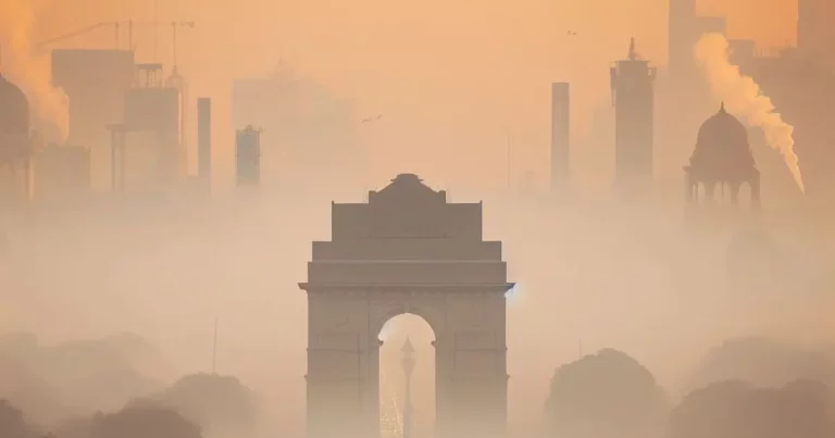 India Gate shrouded in a thick haze – a solemn reminder of the urgent need for cleaner air in our capital city.