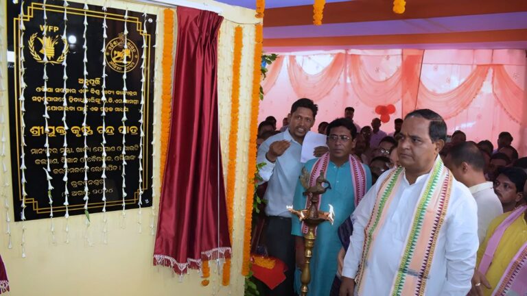 Mr. Krushna Chandra Patra and Ms. Nozomi Hashimoto inaugurate the Annapurti Grain ATM.