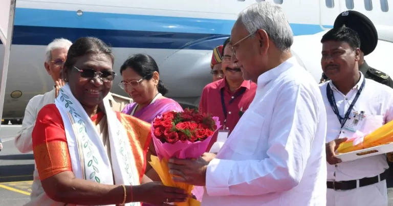 Chief Minister Nitish Kumar extends a warm welcome to President Draupadi Murmu in Patna