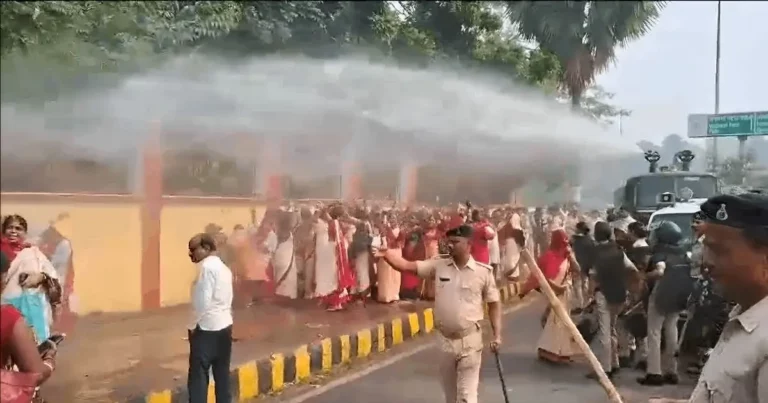 Anganwadi Workers Face Water Cannons and Lathi Charge infront of RJD office Protest in Patna