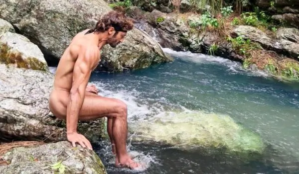 Vidyut Jammwal entering naked in the River